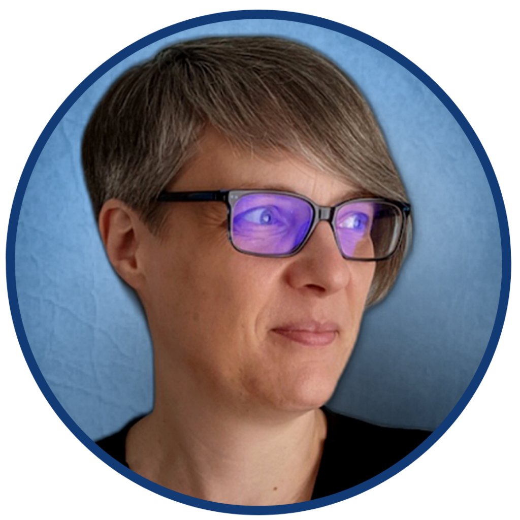 Porträt von Sandra Drechsel vor blauem Hintergrund
